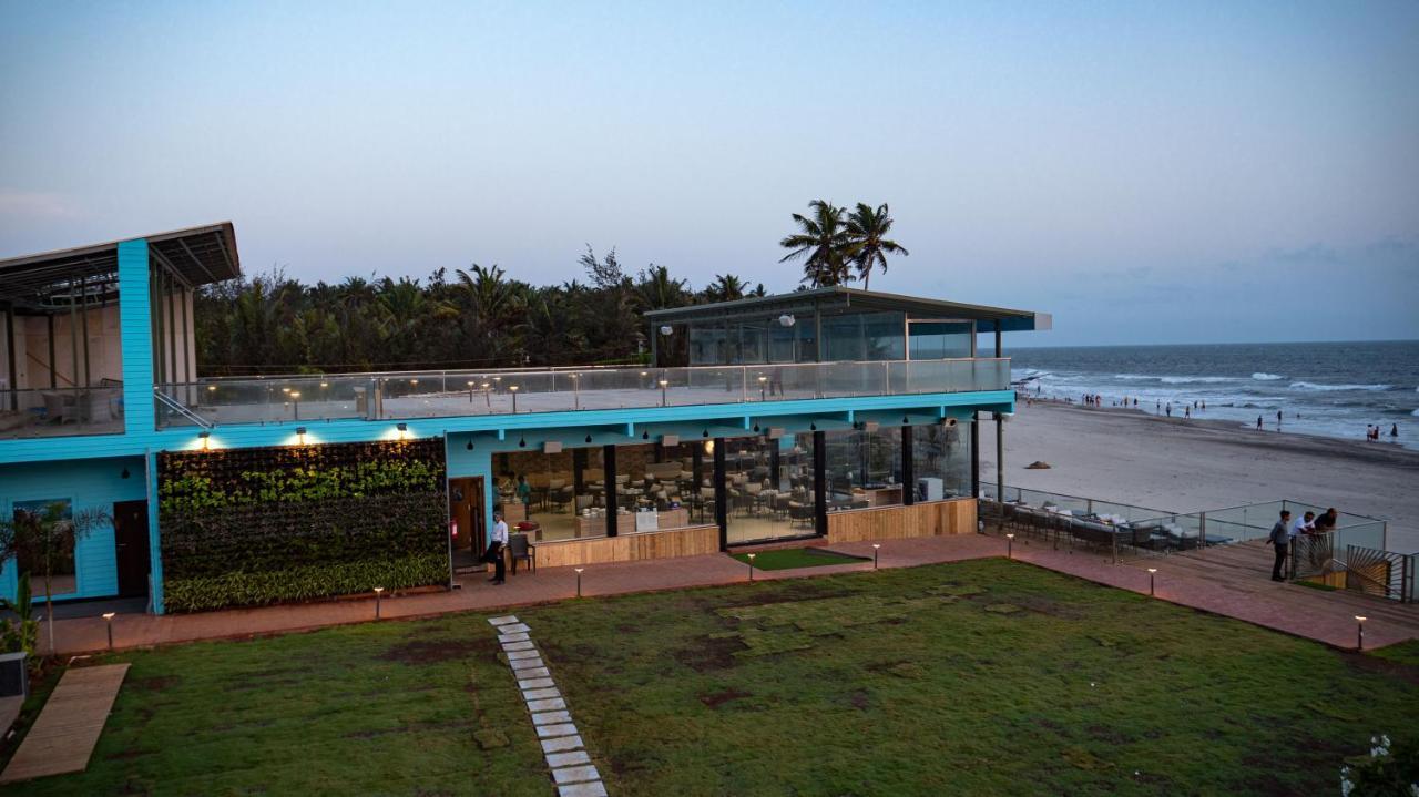 Tan-N-Sand Morjim Exterior photo